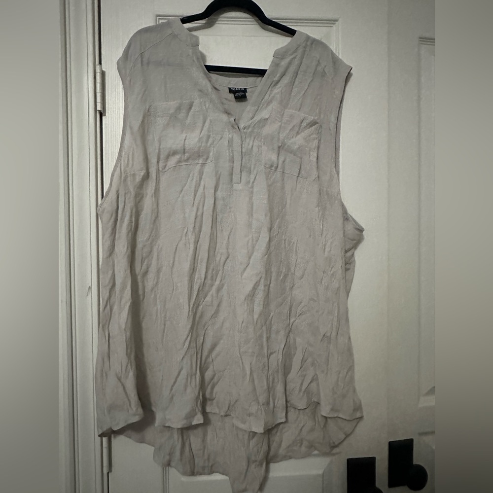 Torrid Silver/Light Gray Textured High-Low Hem Tank Top, size 5